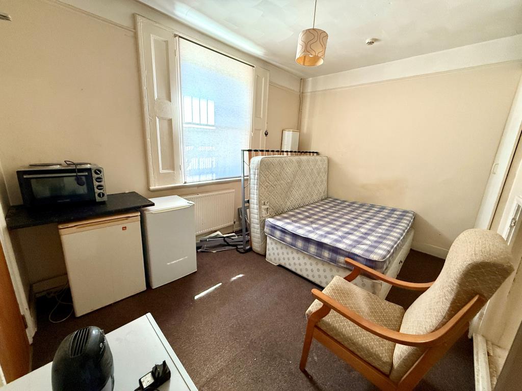 Lot: 171 - RESIDENTIAL INVESTMENT WITH POTENTIAL - Room six